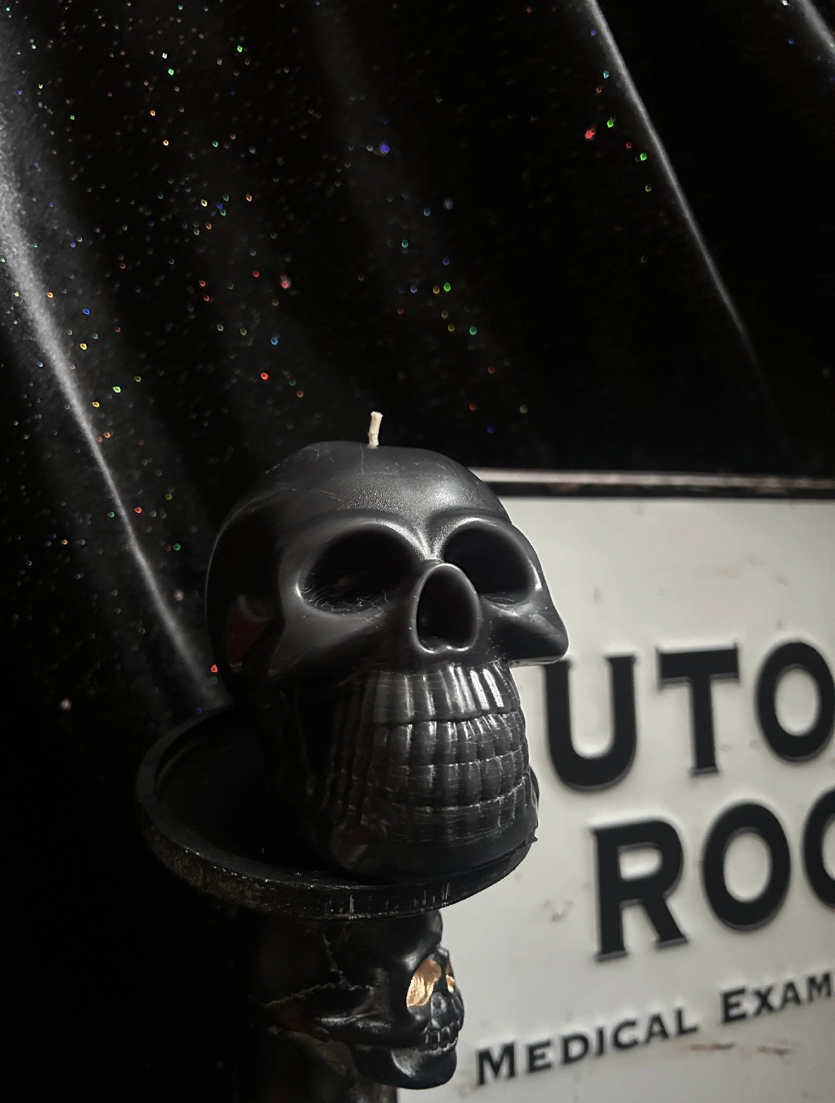 White Bleeding Skull Candle - Cedar and Amber scent - thumbnail 5 of 6