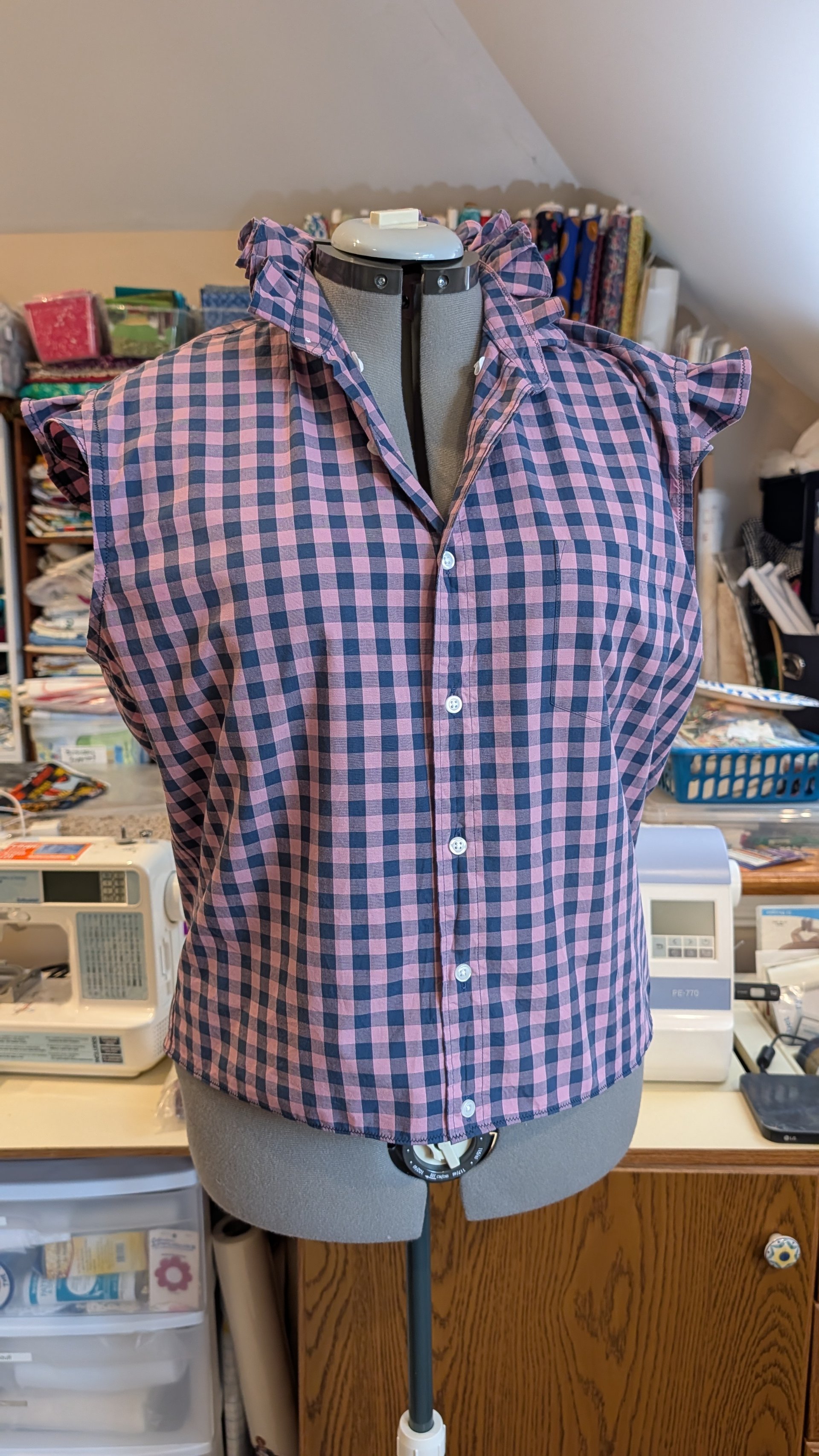Ruffle collar sleeveless top